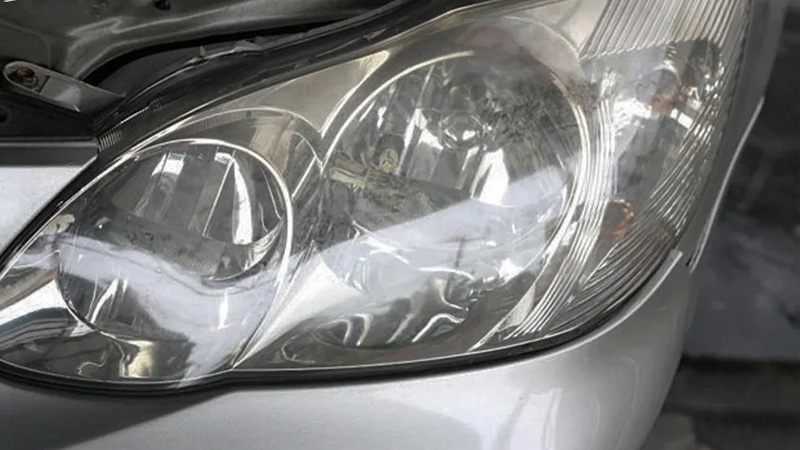 Bạn cần xem xét vết mờ trong hay ngoài kính xe