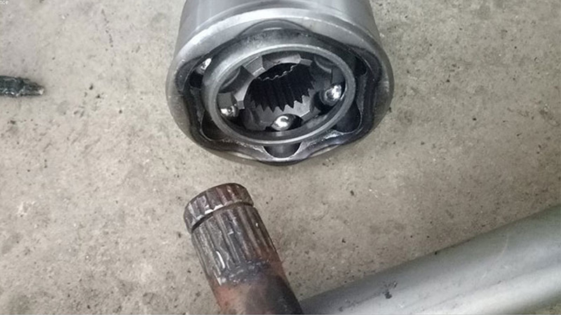 Trục láp ô tô gặp vấn đề về dầu