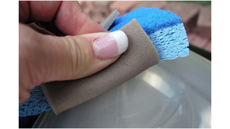 Chà nhám là biện pháp xử lý đèn pha ố lâu dài