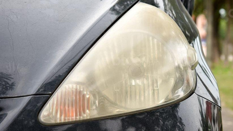Đèn pha ô tô bị ố vàng