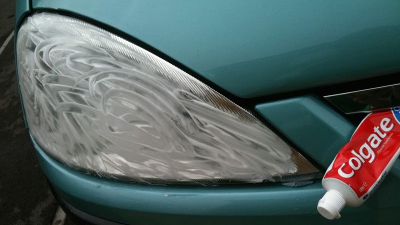 Dùng kem đánh răng đánh bóng đèn pha