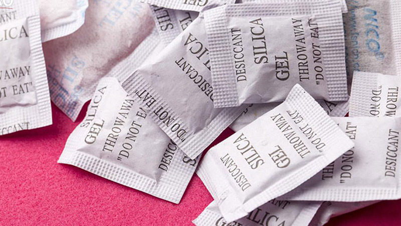 Dùng túi chống ẩm xử lý đèn ô tô bị hấp hơi