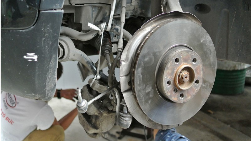 Thay cụm bi moay ơ