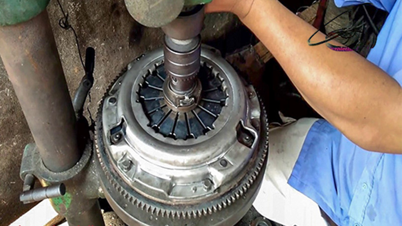 Nên xử lý ngay khi bàn ép côn ô tô bị hỏng