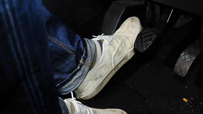 Thả côn không đều chân sẽ khiến động cơ bị giật và rung đều